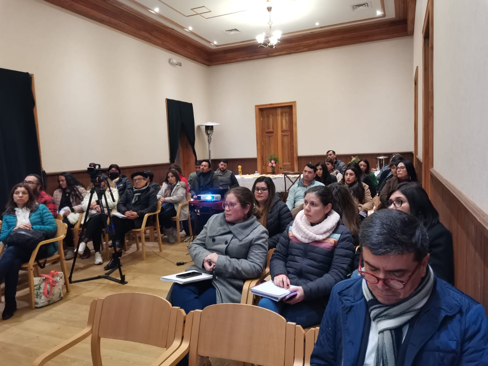 Read more about the article Funcionarios del Liceo Víctor Jara participan en capacitación en medidas disciplinarias
