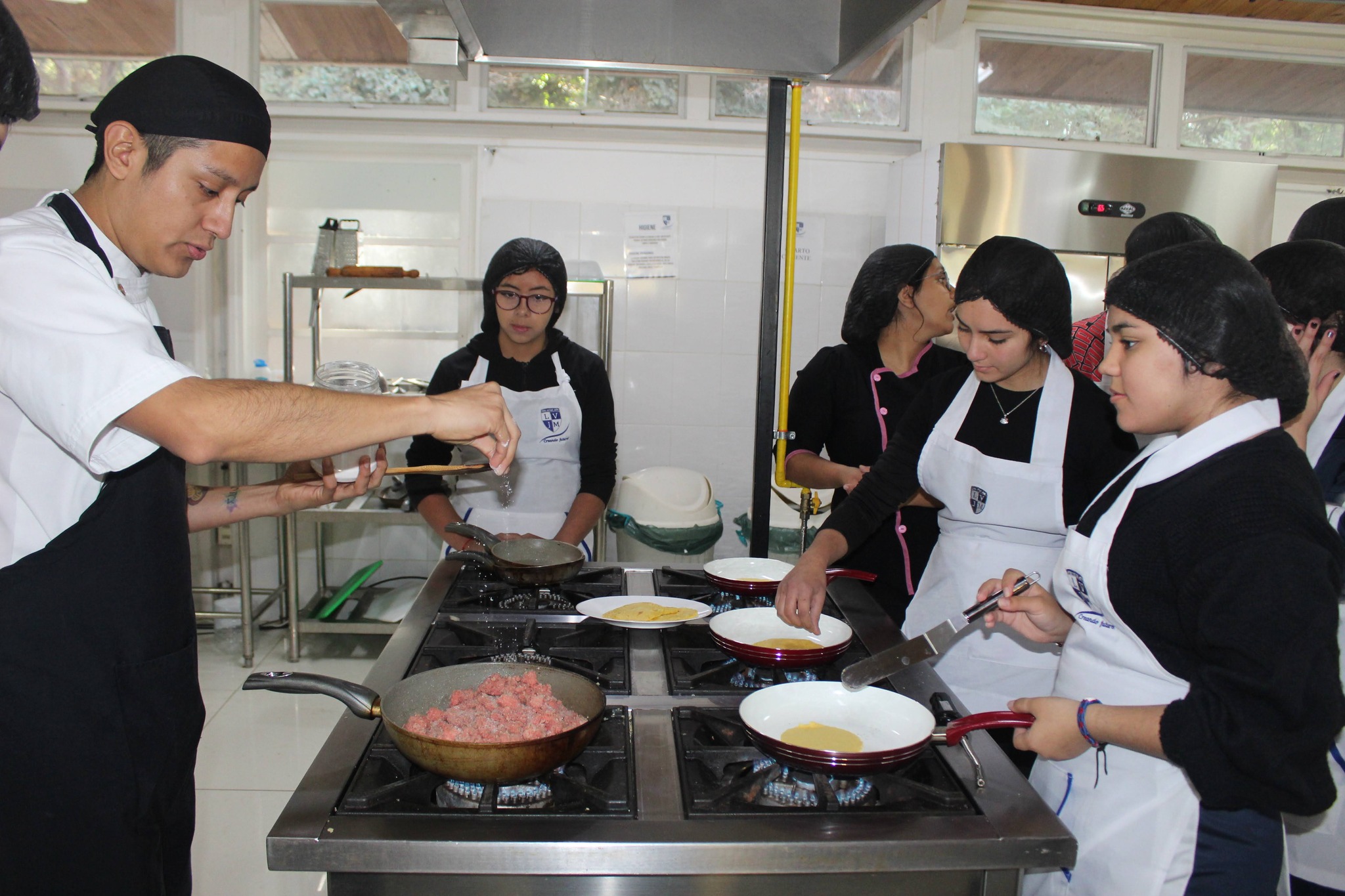 Read more about the article Chef mexicano da clase a alumnos del taller de Gastronomía