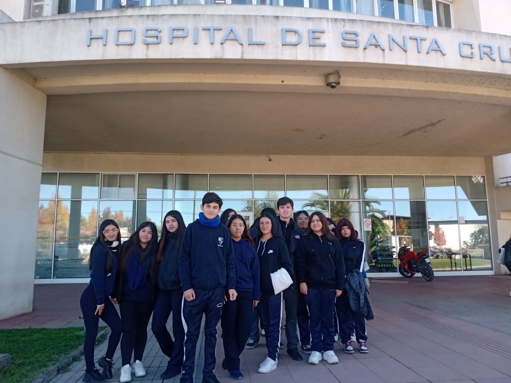 Read more about the article Hospital Santa Cruz invita a estudiante del Liceo por celebración del día de la enfermería